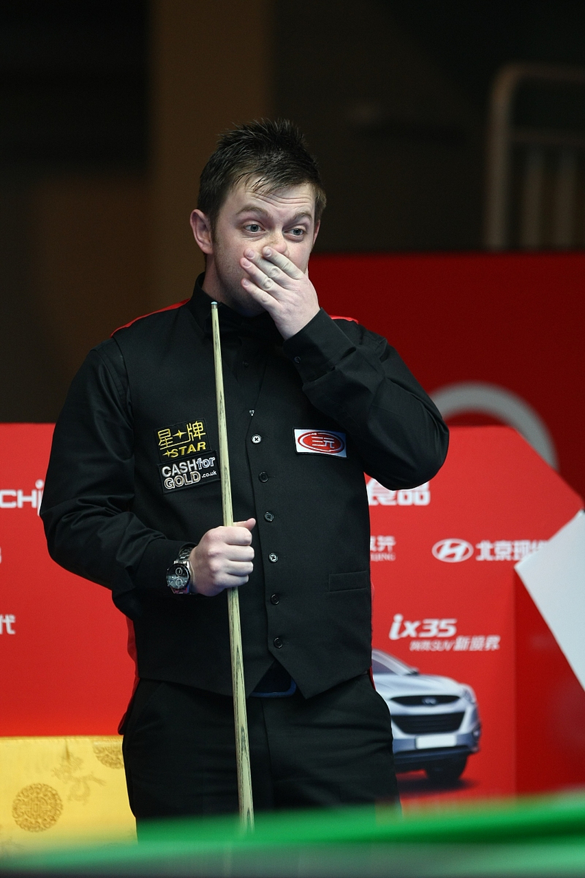 冰球惊险逆转取胜,粉丝狂欢不已 冰球惊险逆转取胜,粉丝狂欢不已