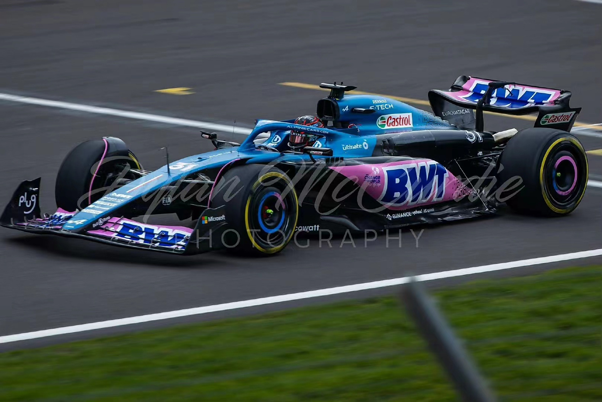 红牛二队险胜雷诺车队，汉密尔顿惊艳四座