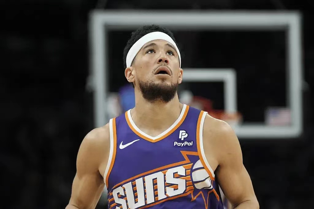 爱游戏体育-尼克斯鏖战太阳，布克高光表现