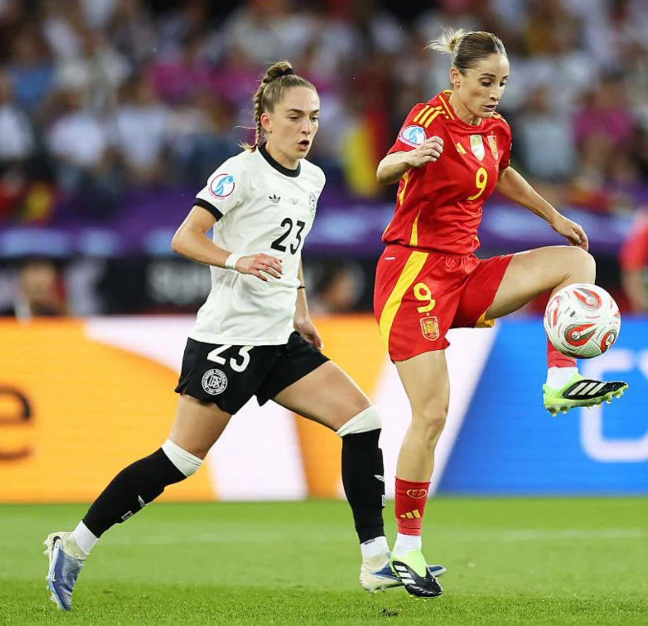 俄罗斯女足联赛上一场精彩的比赛 俄罗斯女足联赛上一场精彩的比赛