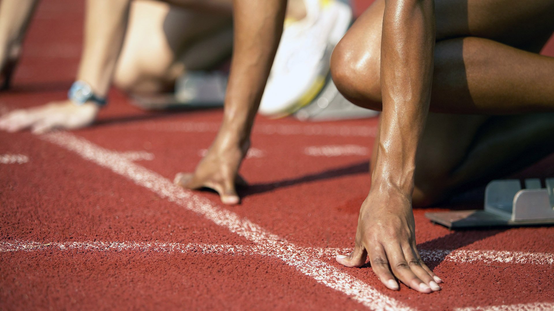 赛道即战场,一场输不起的美国速度与卡塔尔弯道攻防战