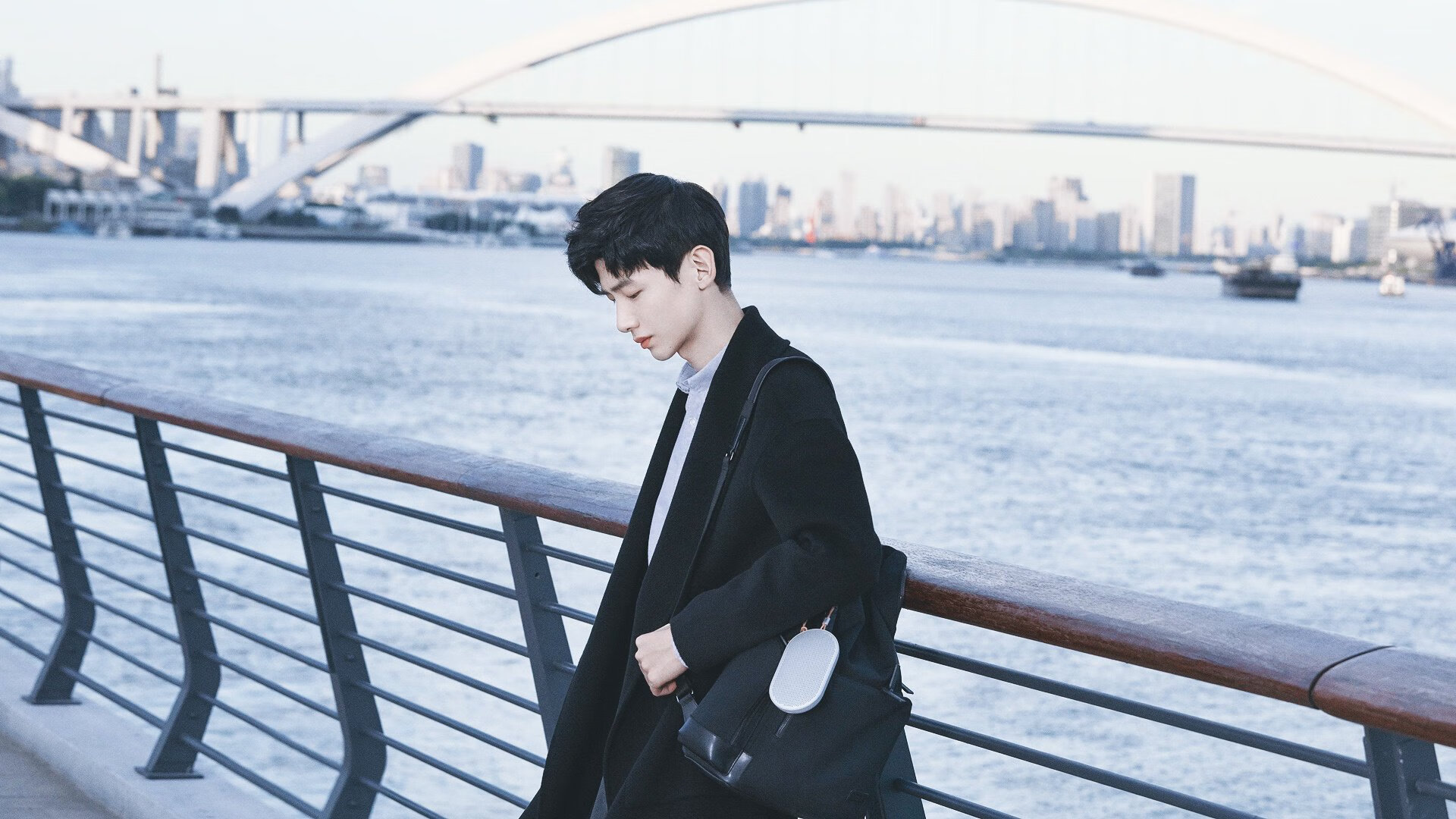 命运交叉口，当塞维利亚踏平勒沃库森，阿拉巴在F1街道接管比赛